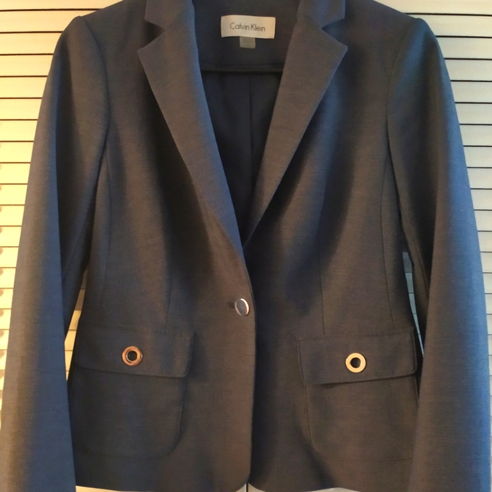 Woman blazer Calvin Klein size 2. Slim fit. With metal details on front pockets.